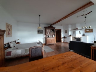 Wohnzimmer mit Doppelbett