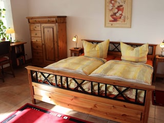 Doppelbett im Wohn-Schlafzimmer