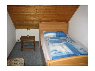 2. Schlafzimmer oben