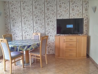 Essecke mit TV Gerät