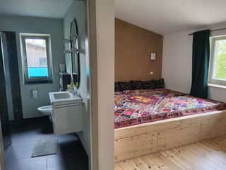 Hofgartenwg Großes Bett und Bad