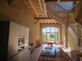 Hofgartenwhg Küche, Essbreich und Treppe