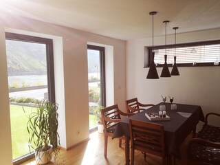 Essbereich mit Blick auf die Mosel