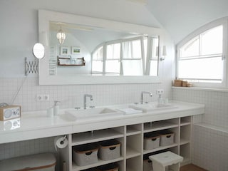 2. Badezimmer 1. OG mit Wanne & Dusche