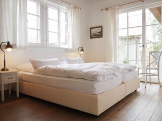 1. Schlafzimmer Erdgeschoss zur terrasse