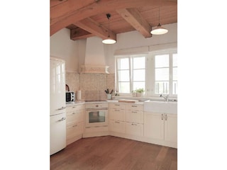 Küche mit Toaster, Kaffeemaschine, Mikrowelle, Backofen