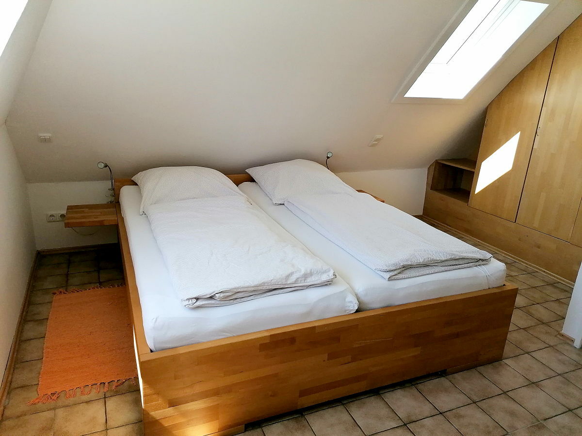 Schlafzimmer mit Doppelbett