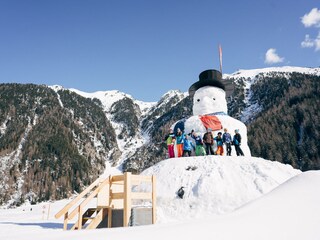 11 Meter hoher Schneemann in Niederthai