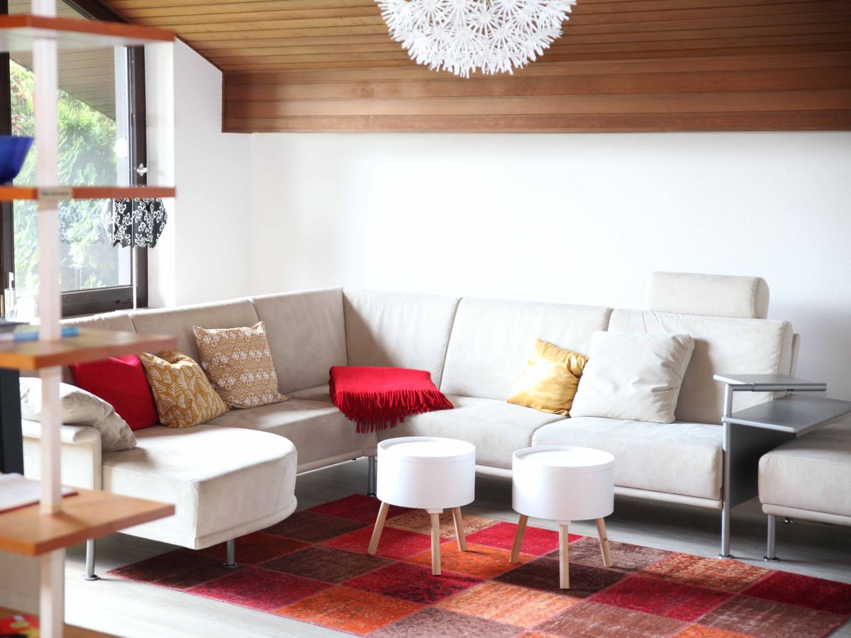 Wohnzimmer mit großer, bequemer Sofa-Landschaft