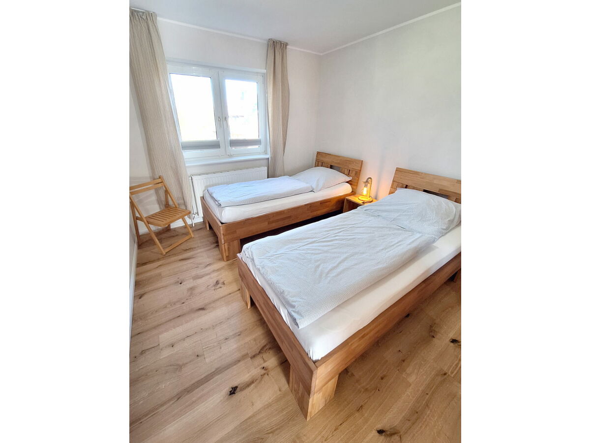 Schlafzimmer mit zwei Einzelbetten