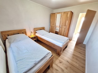 Schlafzimmer mit zwei Einzelbetten