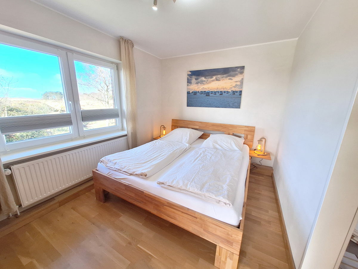 Schlafzimmer mit großem Doppelbett