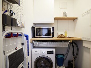 Back Kitchen mit Grill-Mikrowelle und Waschtrockner