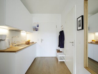 Küchenbereich und Flur mit Garderobe