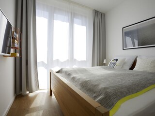 Schlafzimmer mit TV und großem Kleiderschrank