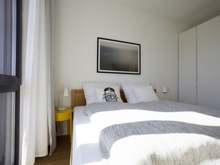 Schlafzimmer mit großem Kleiderschrank