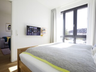 Schlafzimmer mit TV und elektrischen Aussenrollos
