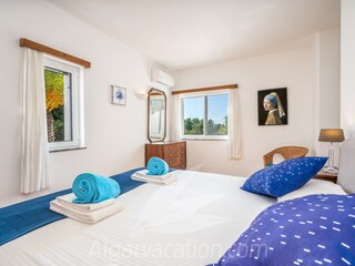 Schlafzimmer mit en Suite Badezimmer, Moskitonetzen