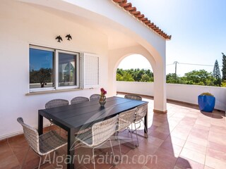 Teil der Terrasse vor dem Wohnzimmer, mit Meerblick