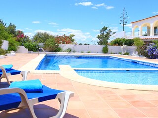 Großer Pool mit separatem Kinderpool