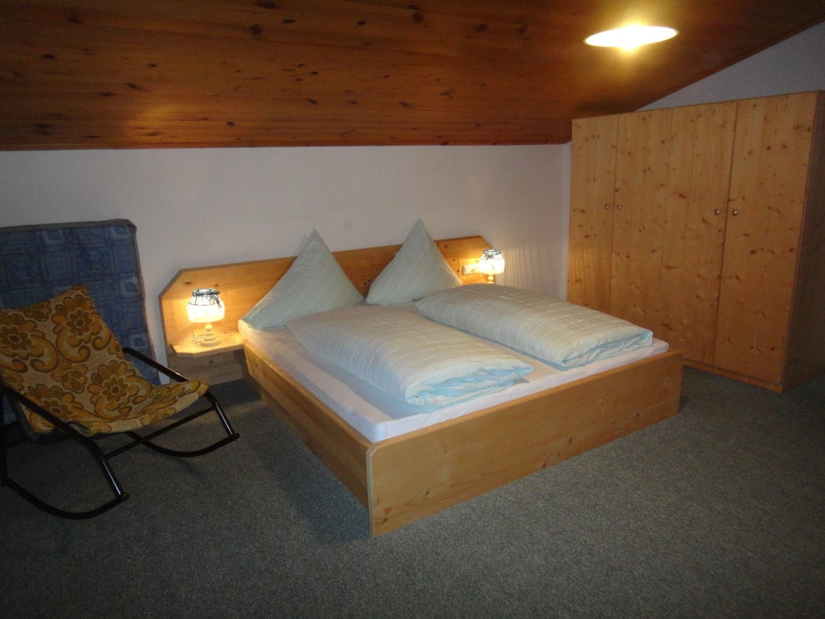 Schlafzimmer 1