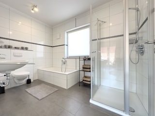 Bad mit Dusche und Badewanne