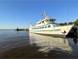 Ausflugsschiff im Dangaster Hafen