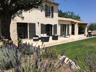 Villa Eyragues Outdoor Recording 2