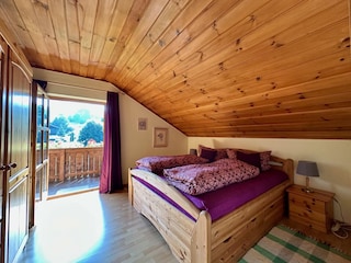 Schlafzimmer mit Balkon und Osserblick
