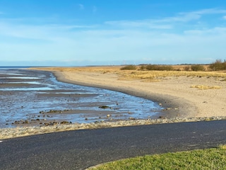 Natrustrand Knock, Leuchtturm im Hintergrund