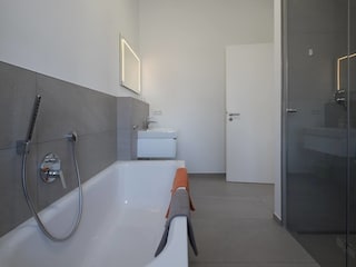 Bad Nr. 1 mit Badewanne, begehbarer Dusche, WC