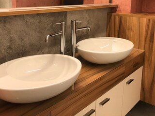 Badezimmer mit Regendusche