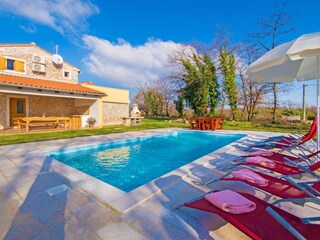 Überdachte Terrasse ist nur Schritten von der Pool