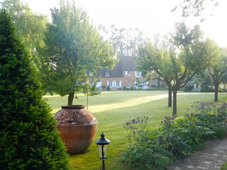 Garten mit Haupthaus im Hintergrund