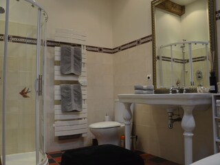 Badezimmer  1 mit Dusche und Wanne
