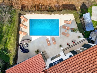 Blick auf ein Ferienhaus und Pool