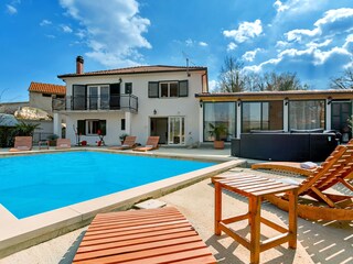 Poolblick und Ferienhaus