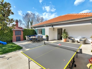 Terrasse mit Tischtennis und Grill