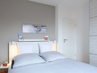 das Schlafzimmer mit Doppelbett