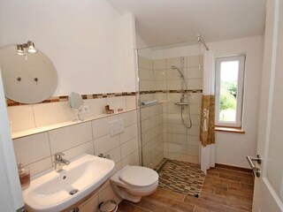 Das moderne Badezimmer mit begehbarer Dusche...