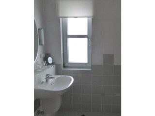 zweites Bad mit Dusche/Fenster