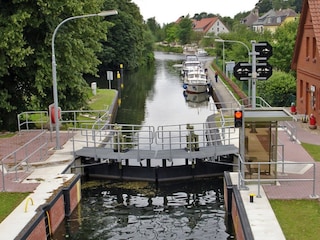 Blick von der Hühnerleiter auf die Schleuse