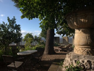 Der Garten mit Original Taufbecken aus dem Jahr 1580