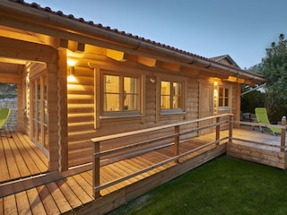 Innen & Außen aus massivem Holz.