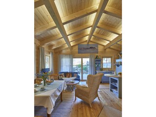 Große Terrassentüren zum Garten.