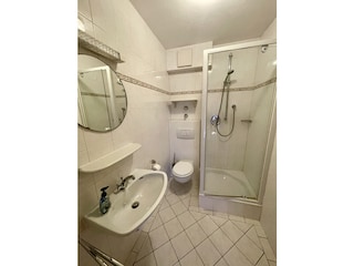 Bad 1 am Schlafzimmer 1