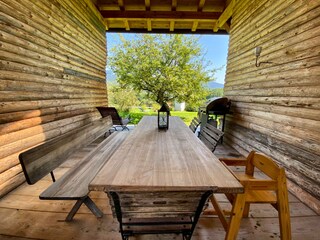 Die überdachte Terrasse im großen Garten