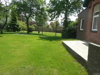 Von der Terrasse in den Garten