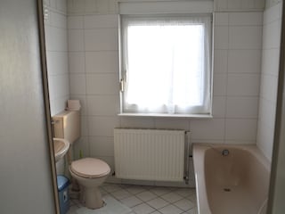 Bad mit Wanne und Dusche