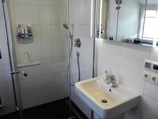 Bad mit Wanne und Dusche OG